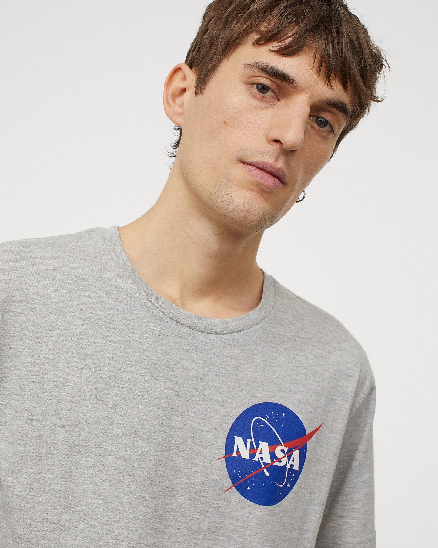 CAMISETA NASA GRIS LOGO AZUL