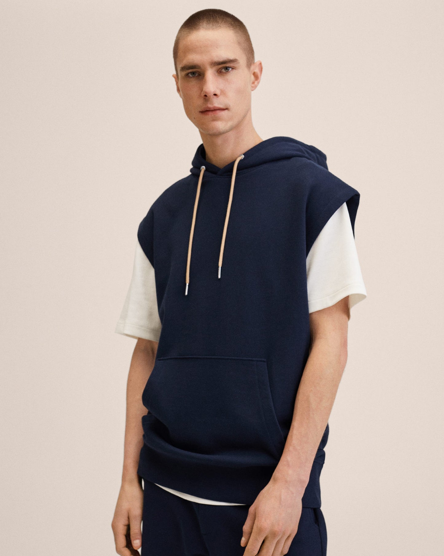 CHALECO HOODIE CON CAPUCHA