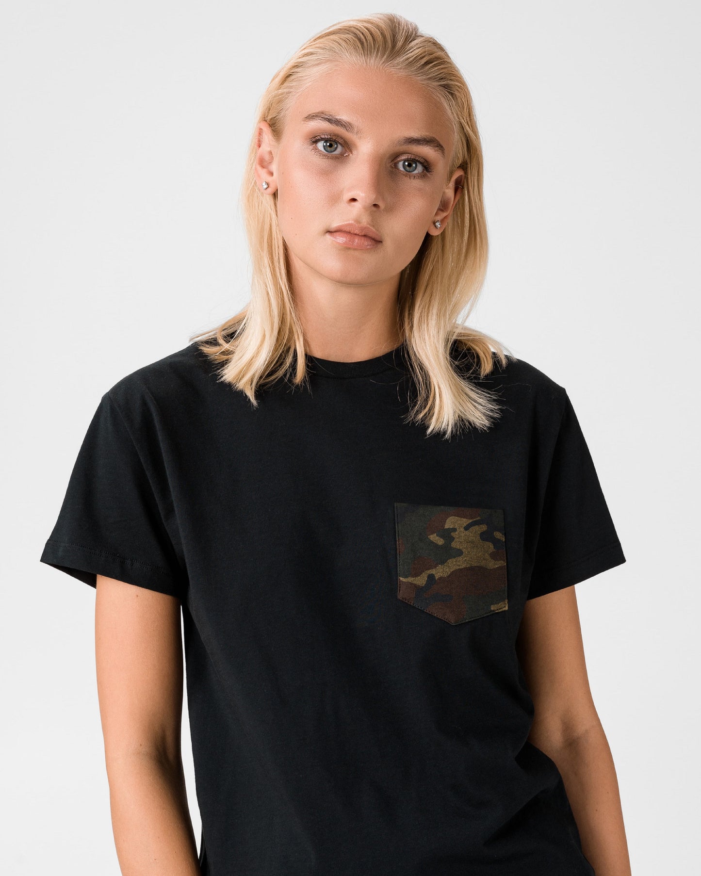 CAMISETA NEGRA - BOLSILLO CAMUFLAJE