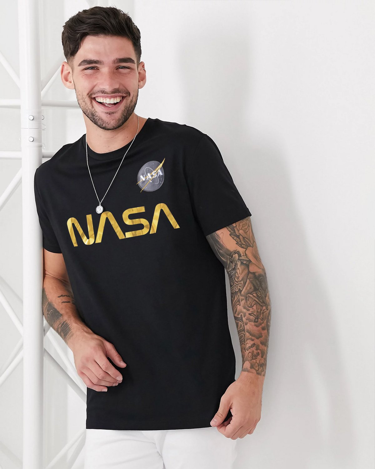 CAMISETA NASA NEGRA GOLD