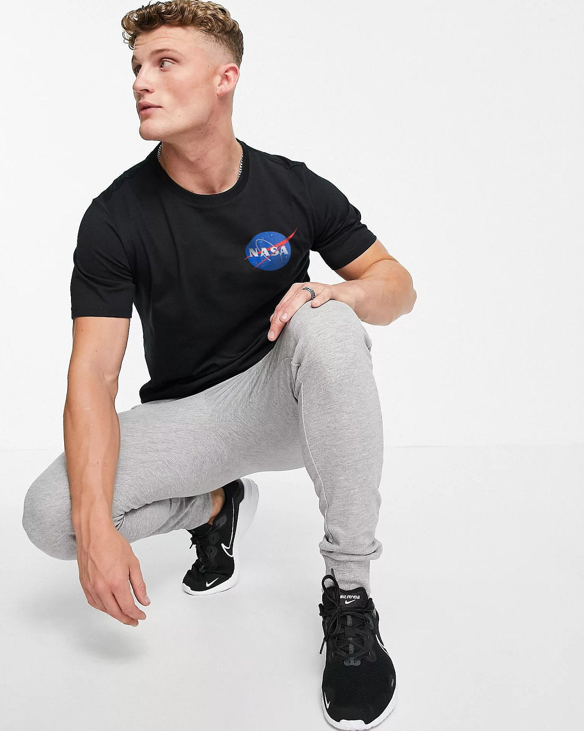 CAMISETA NEGRA NASA LOGO AZUL