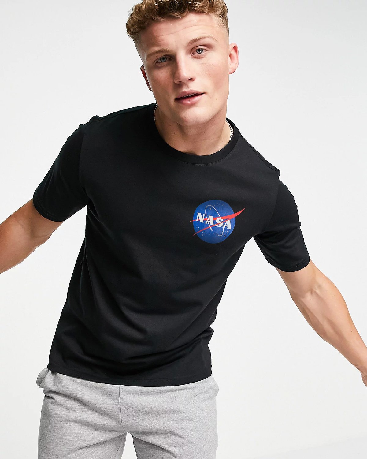 CAMISETA NEGRA NASA LOGO AZUL