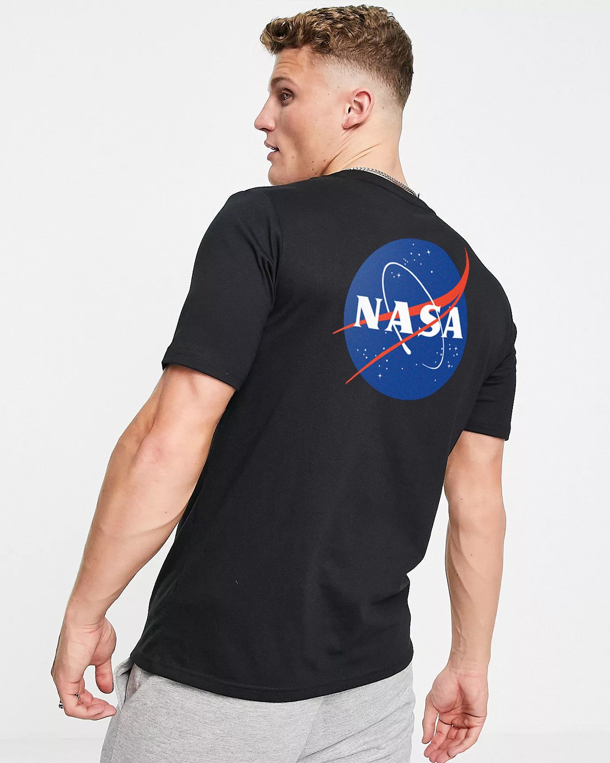 CAMISETA NEGRA NASA LOGO AZUL