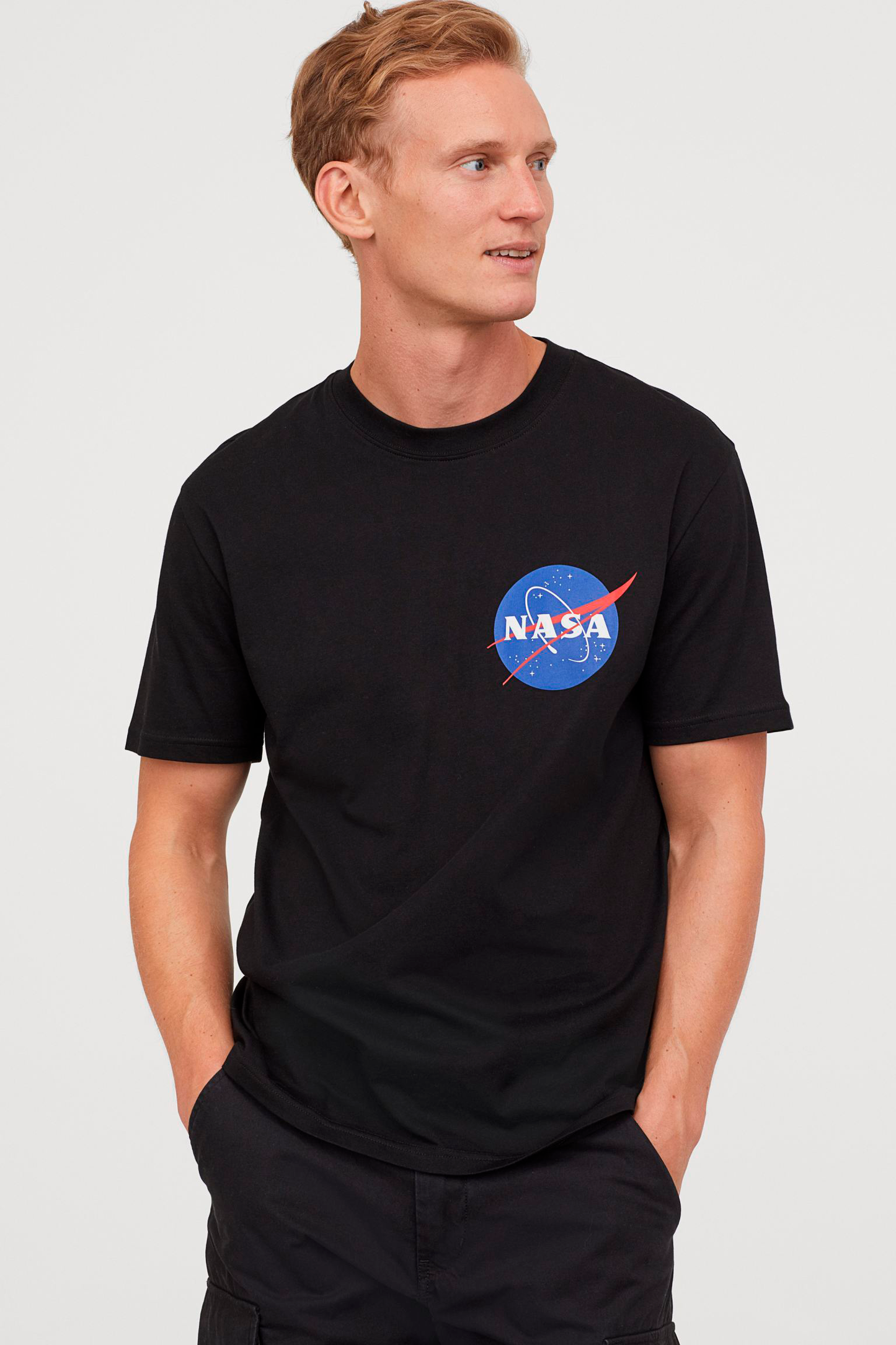 CAMISETA NEGRA NASA LOGO AZUL