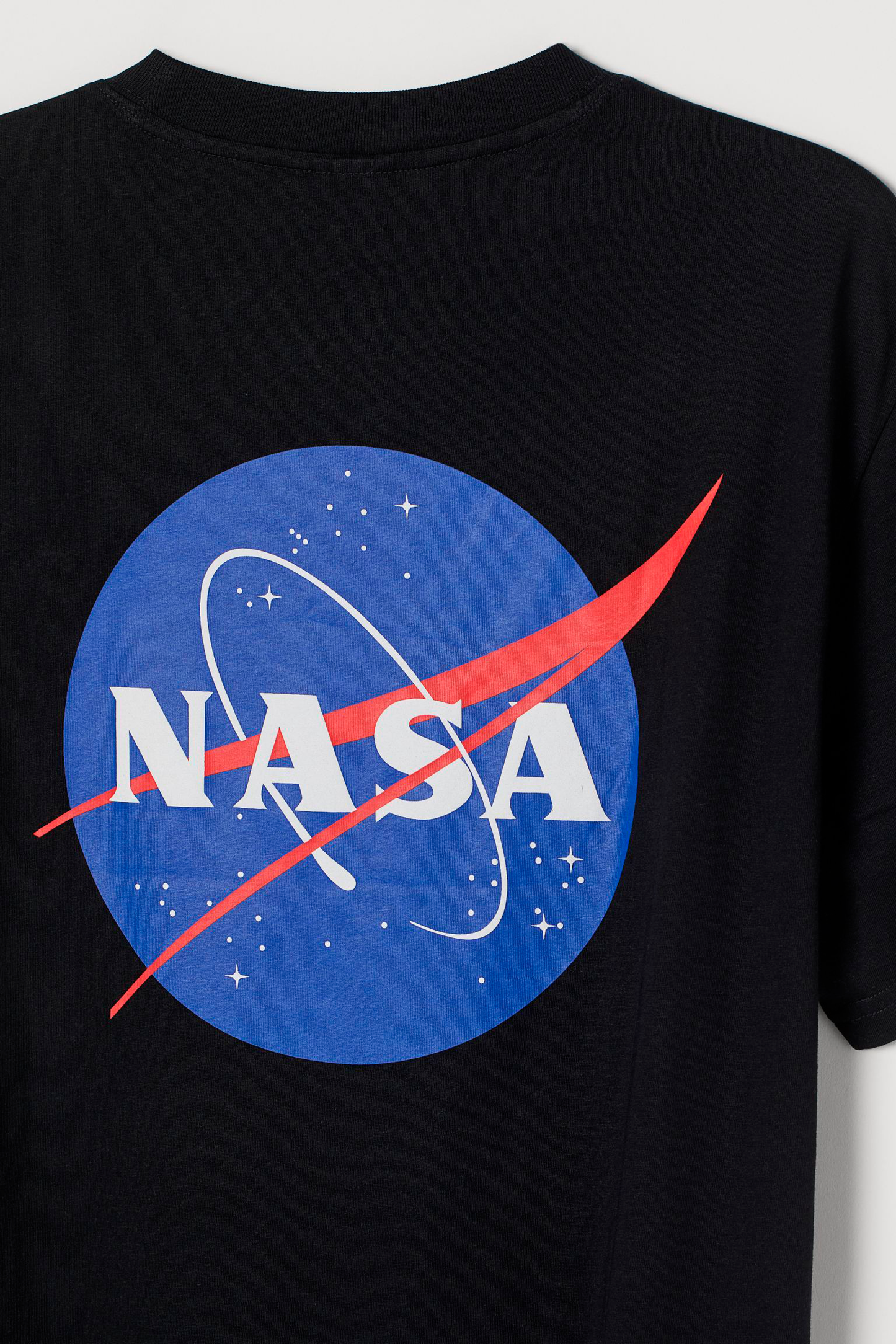 CAMISETA NEGRA NASA LOGO AZUL